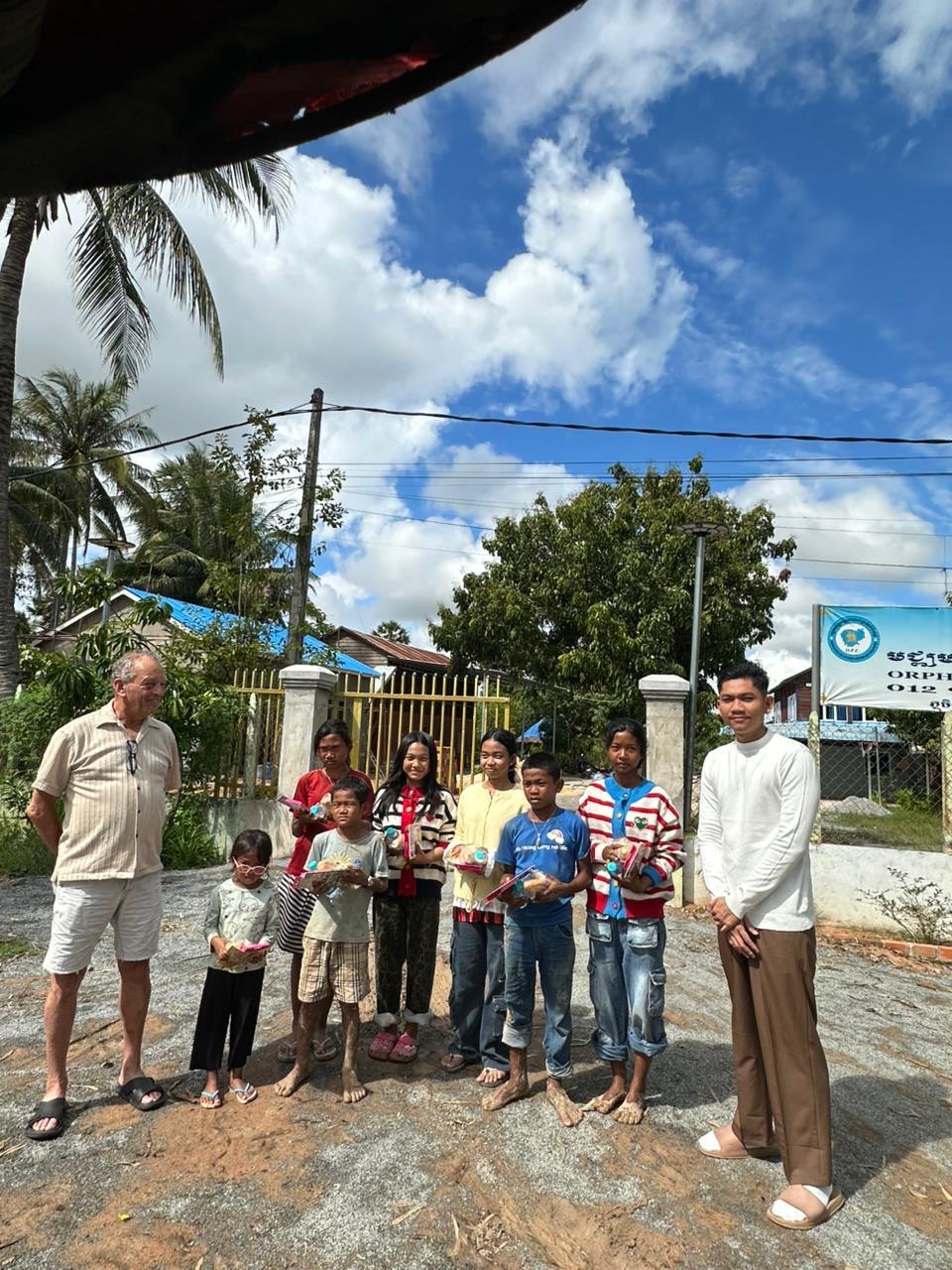 Voedselpakketten uitdelen